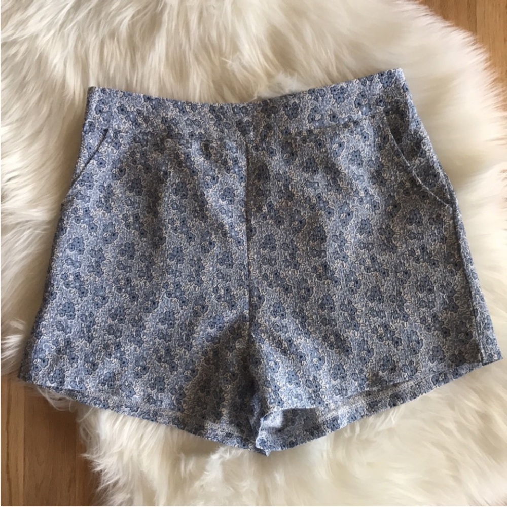 Shein blue white floral shorts S M